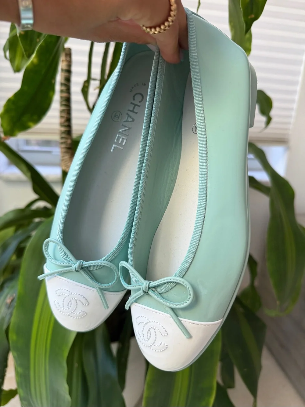 CHANEL MINTY TURQUOISE GREEN PATENT LEATHER WHITE CC CAP TOE BALLET FLATS 37 C